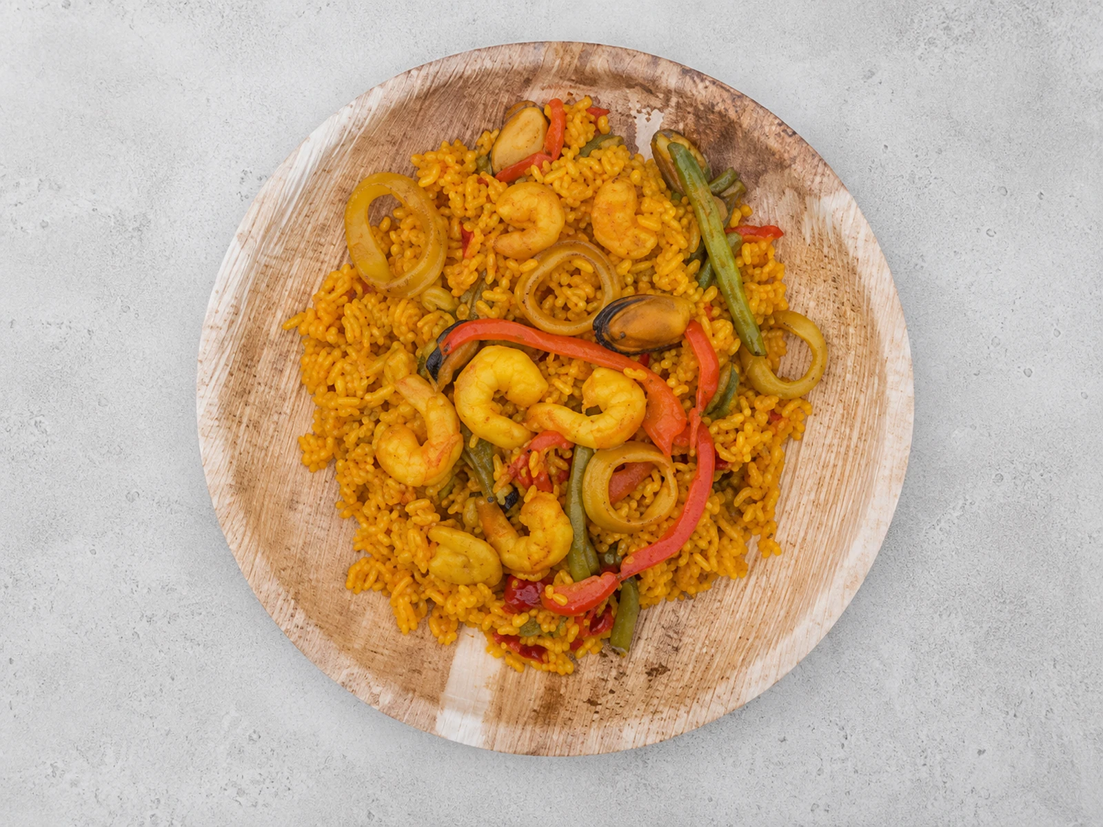 Plato de paella de marisco con gambas, calamar y mejillones